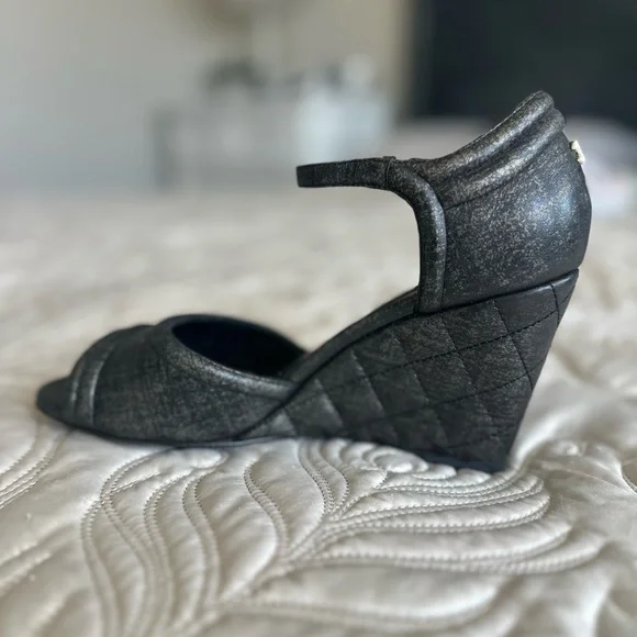 CHANEL Black w/ Dark Bronze wedge sandals EU39.5 - Picture 4 of 9